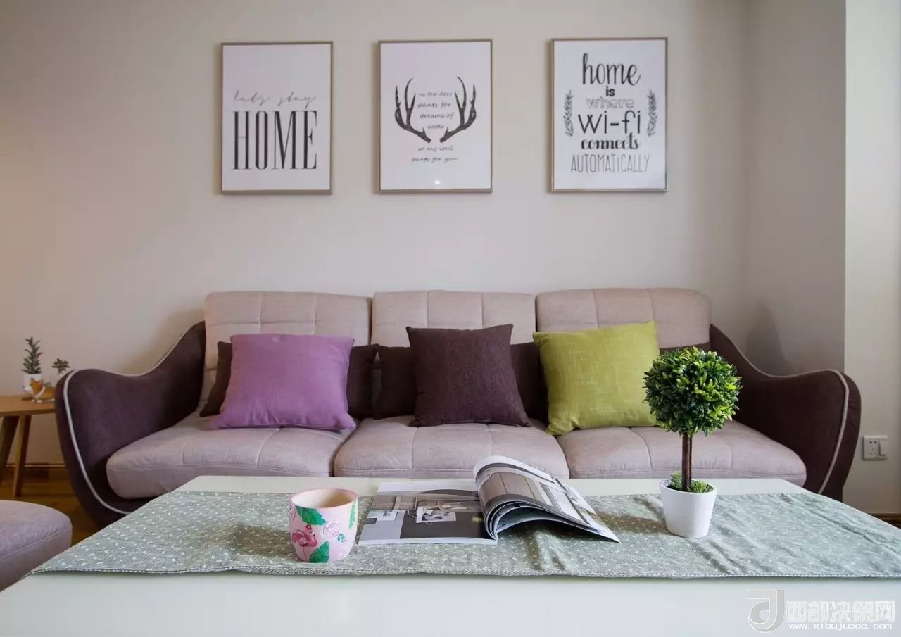 沙發(fā)背景墻選對(duì)裝飾畫，才能美了整個(gè)客廳空間！