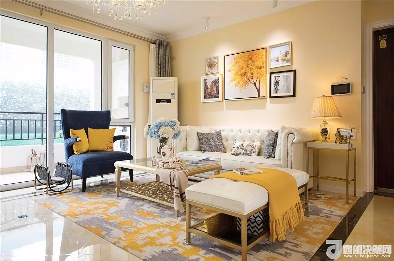 沙發(fā)背景墻選對(duì)裝飾畫，才能美了整個(gè)客廳空間！