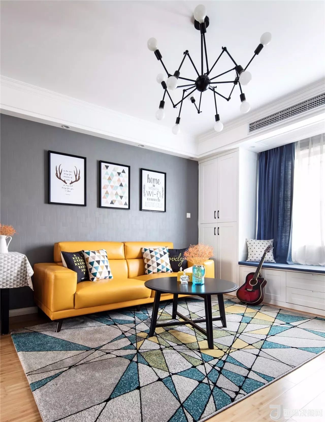 沙發(fā)背景墻選對(duì)裝飾畫，才能美了整個(gè)客廳空間！