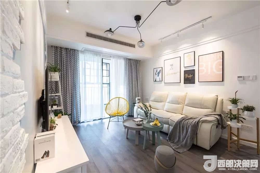 沙發(fā)背景墻選對(duì)裝飾畫，才能美了整個(gè)客廳空間！