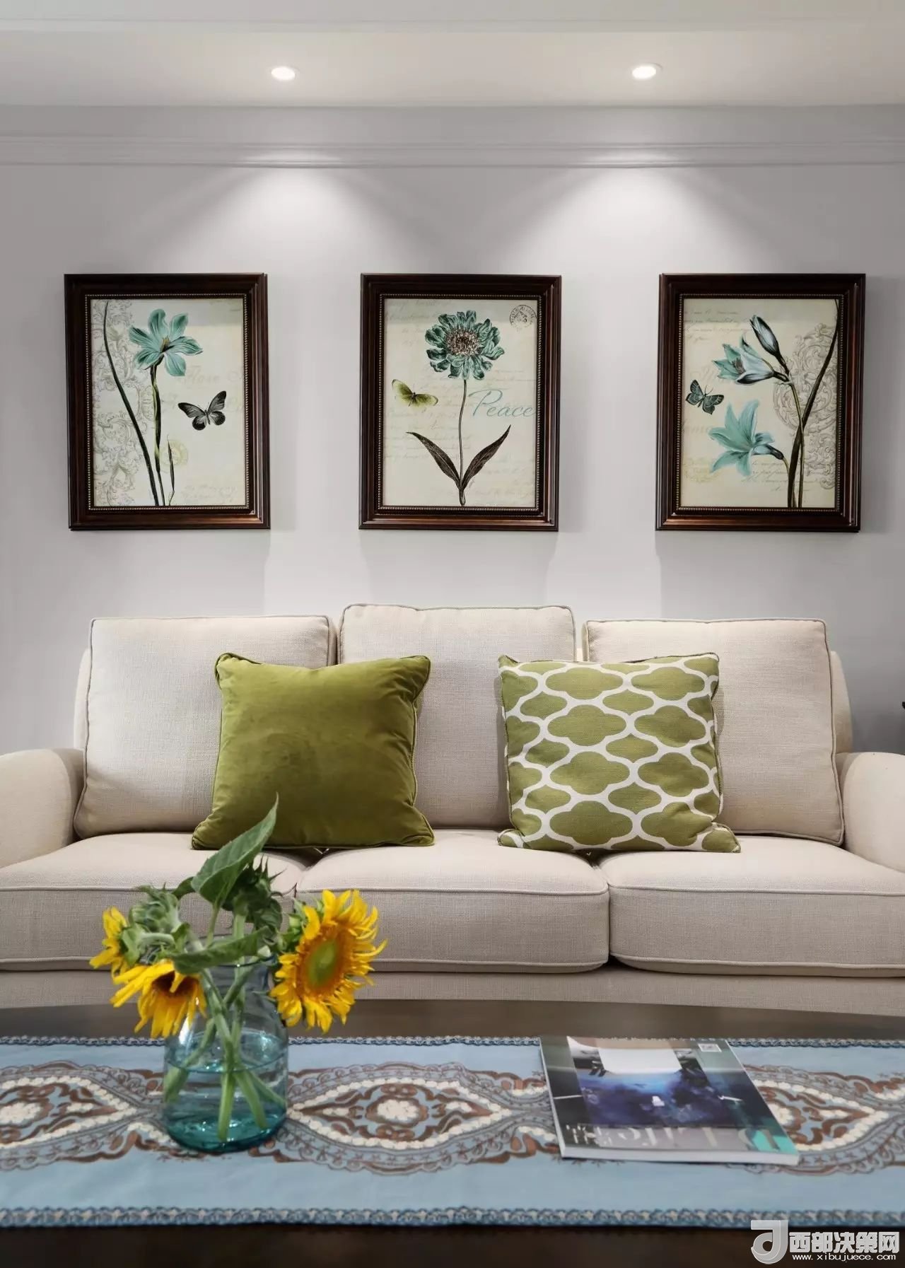 沙發(fā)背景墻選對(duì)裝飾畫，才能美了整個(gè)客廳空間！