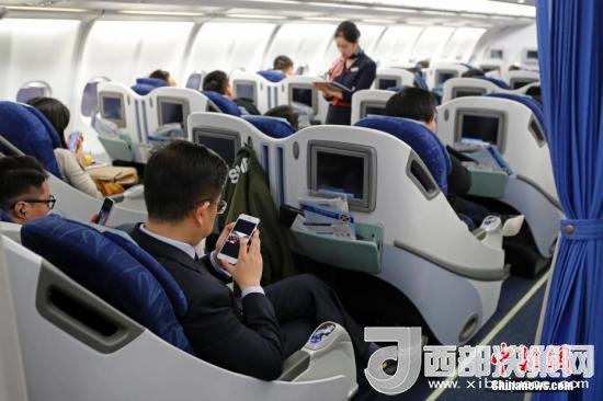 在東航MU5137航班上，旅客全程在飛行模式下可以使用手機(jī)。殷立勤 攝