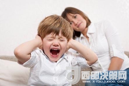 這時孩子可能會一直哭，甚至觀察父母的反應(yīng)。父母這時候可以讓他哭，哭累了自然就會停下，要讓孩子明白“鬧起來沒道理我不會心疼你”。