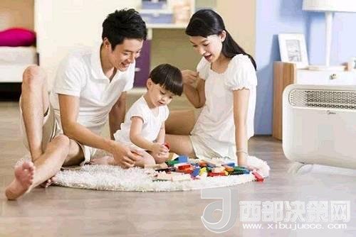 兒童時期，孩子好奇心強，喜歡“打破砂鍋問到底”、“探究性拆東西”、“自言自語做游戲”。這些聽似好笑，看似頑皮的言行舉止，恰恰就是孩子創(chuàng)造火花的閃現(xiàn)。心理學(xué)家鄧斯克認為，小孩子在游戲中的“假裝”會大大促進他們的發(fā)散思維。