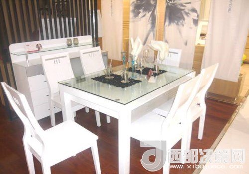 喜歡白色餐桌 但椅子該如何搭配？