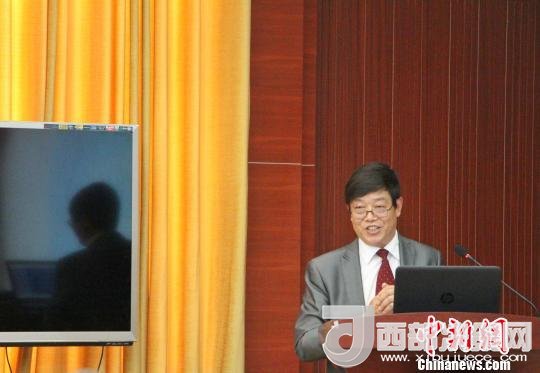 圖為中南大學(xué)教授歐陽友權(quán)在現(xiàn)場作了題為“我國文化產(chǎn)業(yè)發(fā)展的三大拐點與高校的責任”報告?！≮w曉 攝