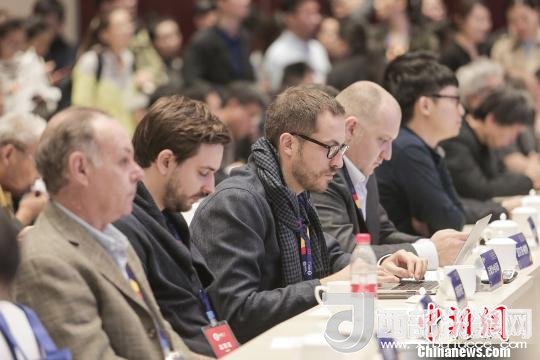 河北工業(yè)設(shè)計創(chuàng)新中心(以下簡稱HIDC)啟動儀式暨“設(shè)計促轉(zhuǎn)型·創(chuàng)新贏未來”國際工業(yè)設(shè)計工作坊26日在河北省省會石家莊市舉行。圖為與會各國設(shè)計師?！⌒ば?攝