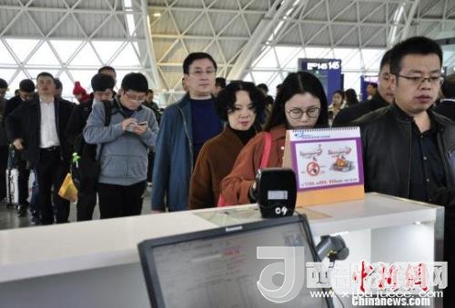 圖為旅客等待進入客艙。　呂俊明 攝