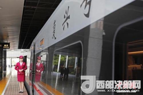 資料圖：4月10日，列車員在“復(fù)興號”列車旁迎接旅客的到來。 <a target='_blank'  data-cke-saved- >中新社</a>記者 殷立勤 攝