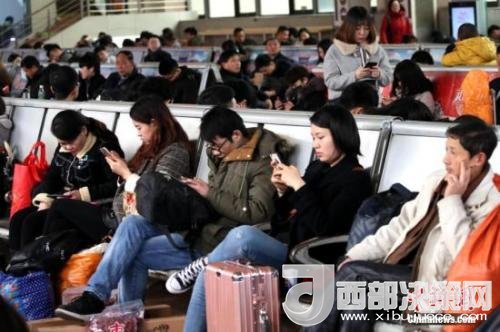 資料圖：移動(dòng)互聯(lián)網(wǎng)時(shí)代，旅客都拿著手機(jī)打發(fā)時(shí)間。<a target='_blank' >中新社</a>記者 王中舉 攝