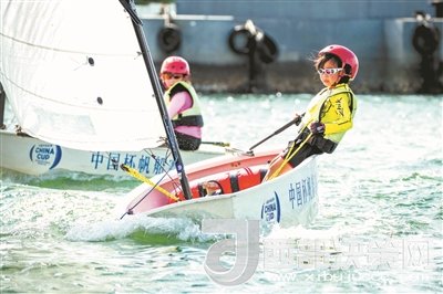 青島市北區(qū)立新小學(xué)學(xué)生參加2017年中國杯青少年帆船OP項(xiàng)目比賽。孫軍/攝