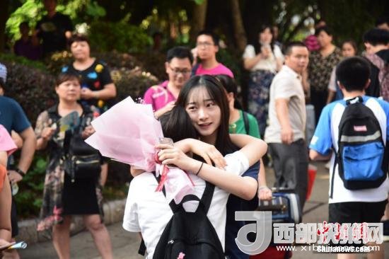 資料圖：一名家屬擁抱走出考場的考生。 王以照 攝