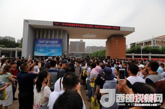 資料圖：6月8日，河南鄭州一高考考點(diǎn)外，家長等待考生。當(dāng)日，全國部分地區(qū)2018年高考結(jié)束。 <a target='_blank'  data-cke-saved- >中新社</a>記者 王中舉 攝