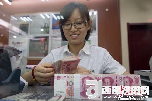 7月5日，山西太原一銀行工作人員正在清點貨幣。人民幣對美元匯率中間價在經歷了過去11個交易中的10次下調后終于迎來大漲。5日，中國外匯交易中心公布人民幣對美元匯率中間價報6.6180，較前一交易日大幅上調415個基點，創(chuàng)下自2017年10月11日以來的最大升幅。<a target='_blank' >中新社</a>記者 張云 攝