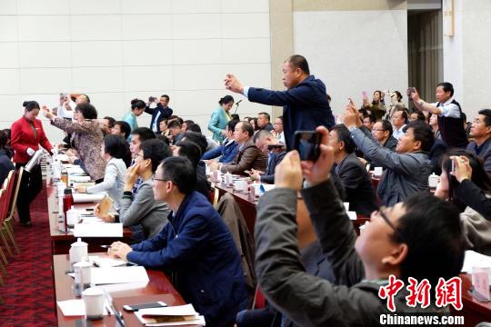 圖為與會(huì)嘉賓認(rèn)真聽取專家演講?！±铍h 攝