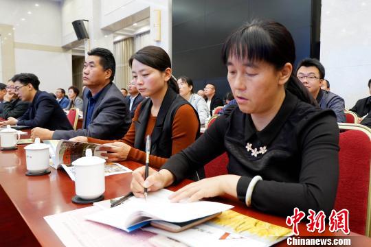 圖為與會(huì)嘉賓聆聽專家演講。　李雋 攝