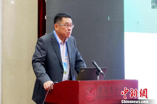 圖為青海省農(nóng)林科學(xué)院副院長(zhǎng)、國(guó)家大麥青稞產(chǎn)業(yè)技術(shù)體系崗位科學(xué)家遲德釗正在發(fā)言?！±铍h 攝