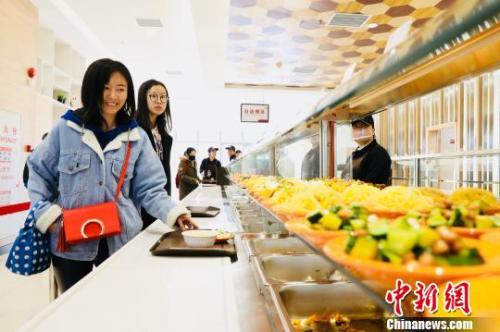 　資料圖：消費者在餐廳就餐?！惴?攝