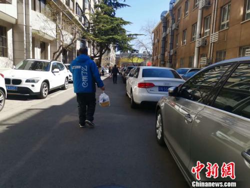 圖為餓了么配送員正在送餐。 謝藝觀 攝