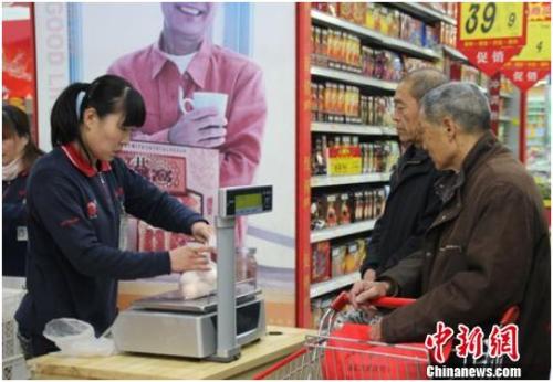 資料圖：在保定市北市區(qū)一家大型超市內(nèi)，促銷員正在為購(gòu)買雞蛋的市民稱量、打包。李芳華 攝