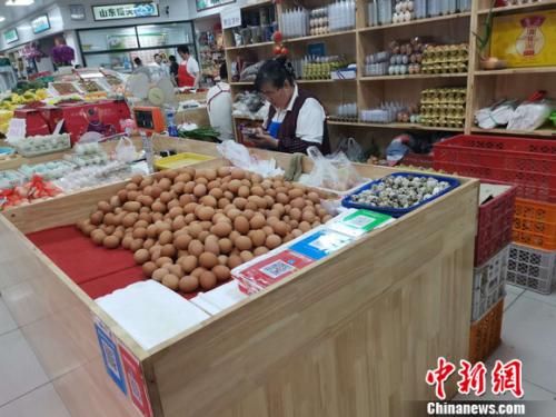 圖為菜市場(chǎng)里賣的雞蛋。 謝藝觀 攝