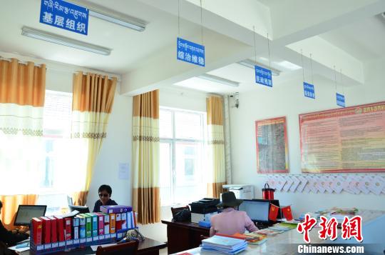 圖為塔秀村的便民服務大廳?！◆?shù)り?攝