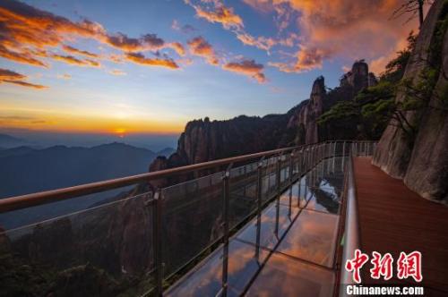  資料圖：霞光映照在三清山棧道玻璃上?！溆榔?攝