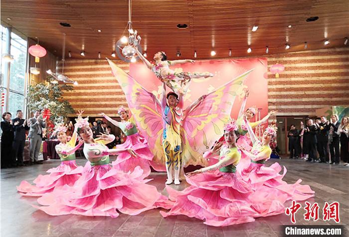 圖為雜技演員通過精湛的技藝贏得了滿堂喝彩。　甘肅省文化和旅游廳網(wǎng)站 攝