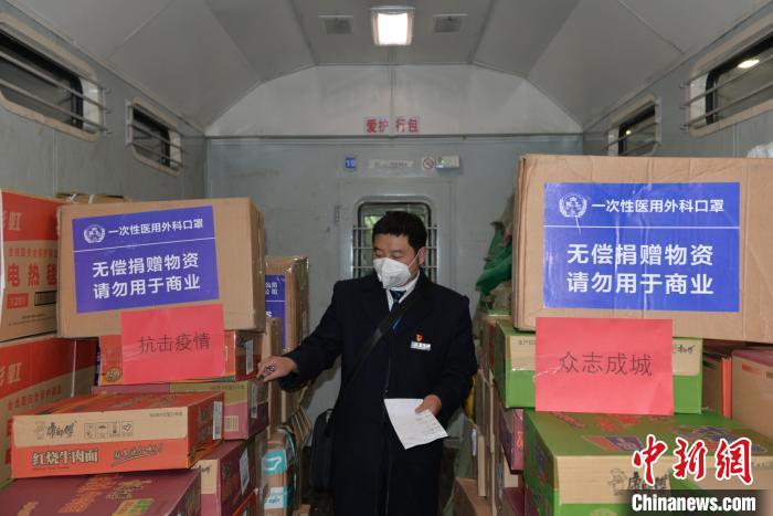 圖為中國鐵路昆明局集團通過普速客車行李車運送疫情防控保障物資。　黃婷婷 攝