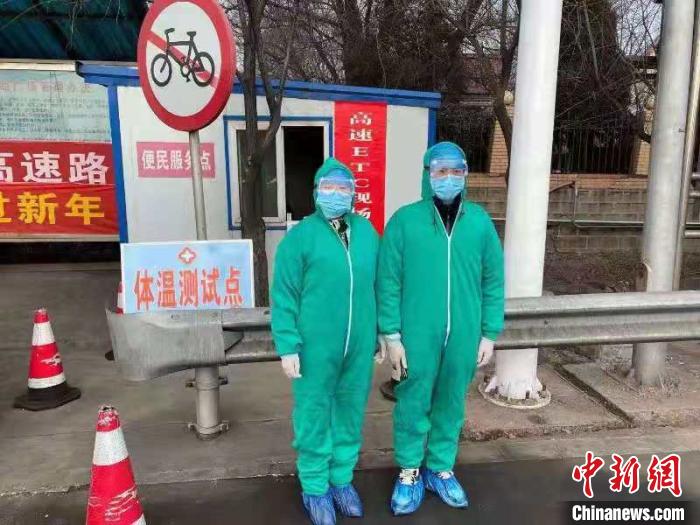 鄉(xiāng)鎮(zhèn)衛(wèi)生院和社區(qū)衛(wèi)生中心工作人員排查發(fā)熱患者。　介休市醫(yī)療集團供圖 攝