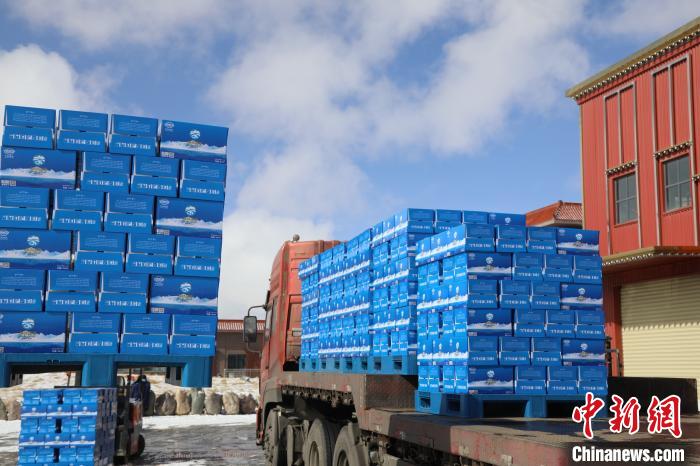 圖為當(dāng)雄的冰川礦泉水裝車(chē)，即將發(fā)往湖北?！‘?dāng)雄縣 供圖 攝