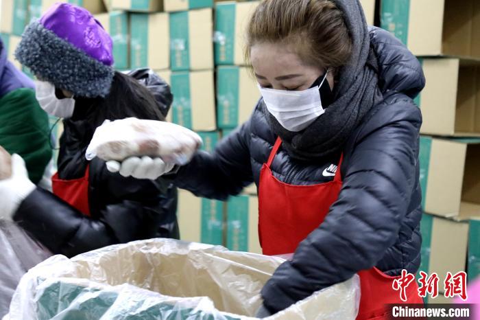 當(dāng)雄縣民眾將牦牛肉裝箱?！‘?dāng)雄縣 供圖 攝