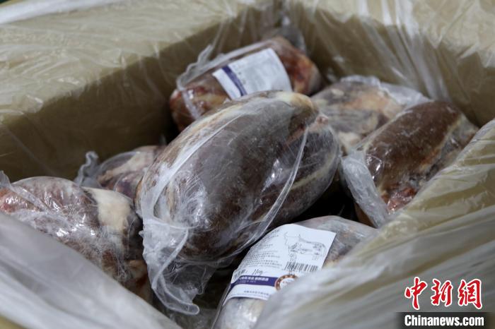 當(dāng)雄縣援鄂物資中的牦牛肉，圖中的為腱子肉，是牦牛肉中的“極品”?！‘?dāng)雄縣 供圖 攝