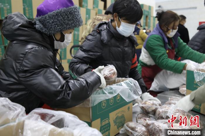 當(dāng)雄縣民眾打包當(dāng)?shù)氐奶禺a(chǎn)，“有身份證”牦牛肉?！‘?dāng)雄縣 供圖 攝