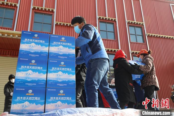 西藏當(dāng)雄給湖北荊州送去冰川礦泉水、牦牛肉等物資