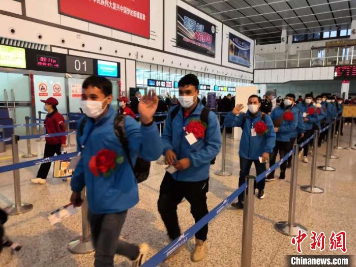 外出務工人員有序排隊辦理登記手續(xù)。　孫友軍 攝