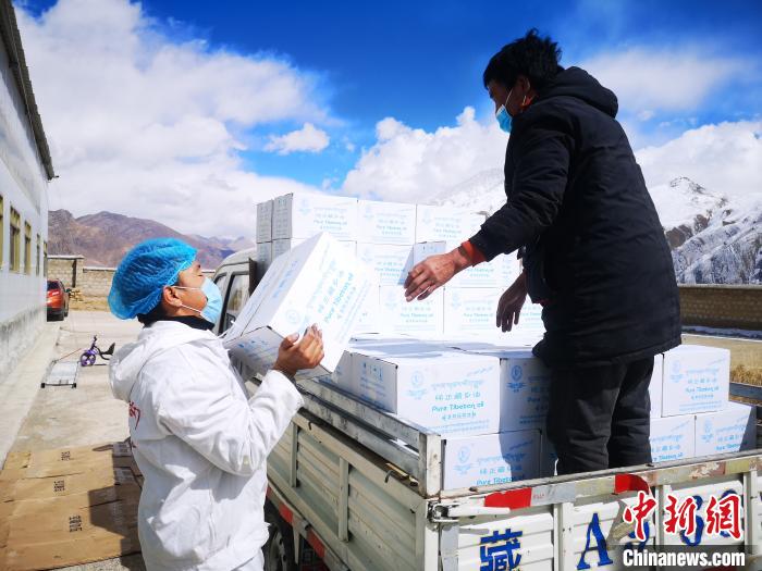 圖為工作人員搬運物資。堆龍德慶區(qū)宣傳部供圖