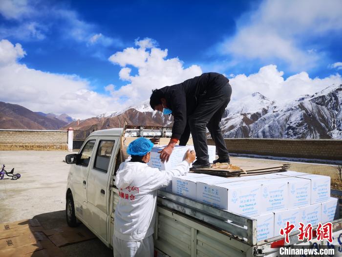 圖為工作人員搬運物資。堆龍德慶區(qū)宣傳部供圖