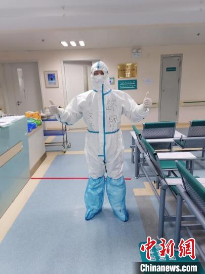 徐陶在工作中。四川援助湖北醫(yī)療隊供圖