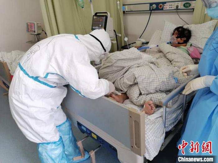 徐陶在工作中。四川援助湖北醫(yī)療隊供圖