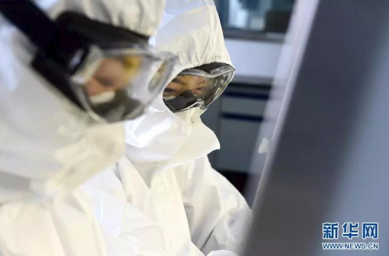 ▲資料圖片：負責(zé)新型冠狀病毒核酸檢測的工作人員，在實驗室進行樣本處理。（新華社發(fā) 周牧 攝）