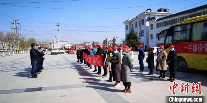 圖為甘肅禮縣，歡送首批乘“專車”赴浙江的務(wù)工人員。(資料圖) 田瑞萍 攝