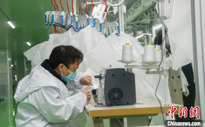 工人生產(chǎn)防護(hù)服，保障抗疫物資供應(yīng)。廣安市委宣傳部供圖