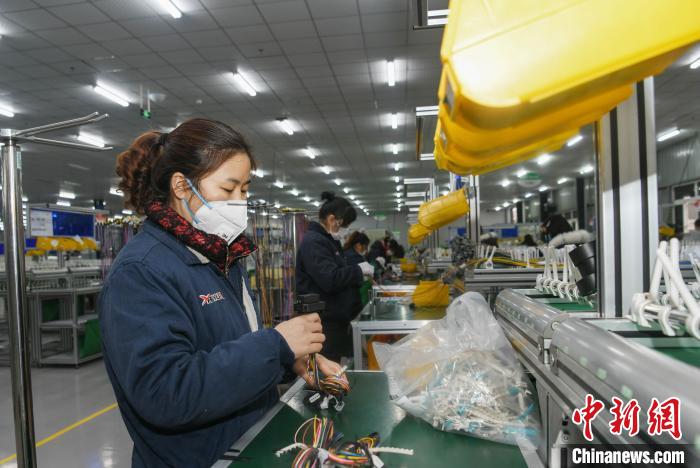 工人戴著口罩搶抓生產(chǎn)?！】到?攝