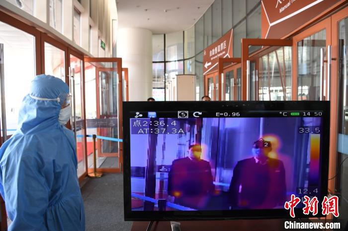 圖為游客步行通過紅外線測溫通道?！钇G敏 攝