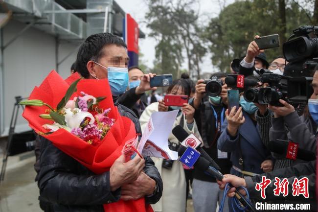 圖為貴州省最后一名新冠肺炎確診患者從貴州省將軍山醫(yī)院出院，患者接受媒體采訪?！■暮陚?攝