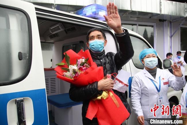 圖為貴州省最后一名新冠肺炎確診患者從貴州省將軍山醫(yī)院出院，患者與眾人揮手告別。　瞿宏倫 攝