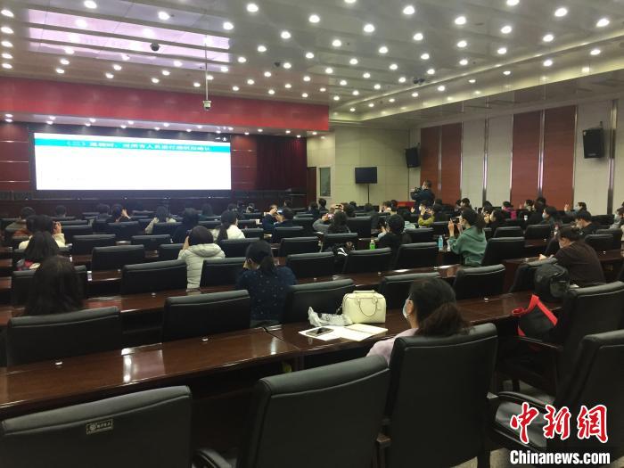 山西選派554名疫情防控指導(dǎo)員駐校指導(dǎo)高三年級(jí)開(kāi)學(xué)疫情防控?！「呷鸱?攝