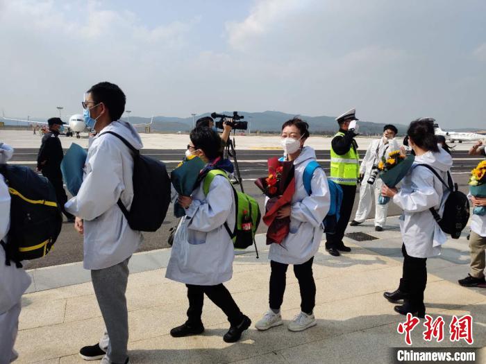 圖為交警向醫(yī)療隊(duì)敬禮。　韓帥南 攝