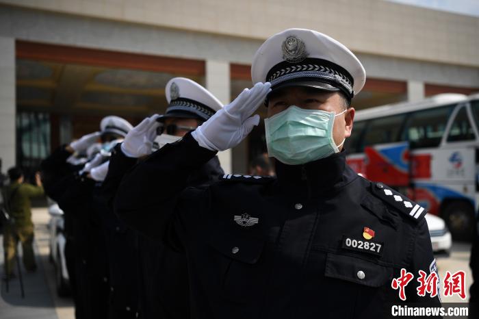 圖為交警們向醫(yī)療隊(duì)敬禮?！】灯?攝